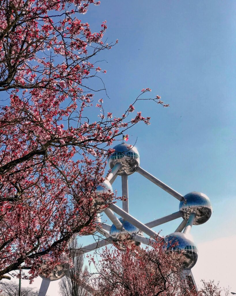 België en het atomium op een zonnige dag.